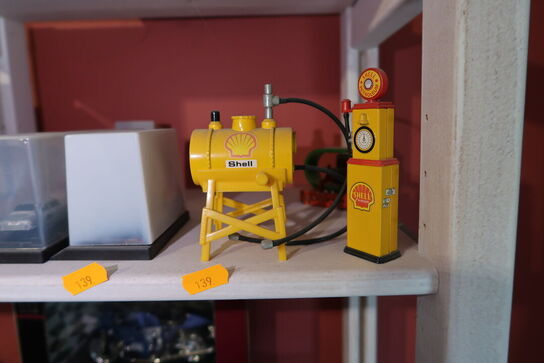 Div. Legetøjsbiler, benzinpumpe m.m.