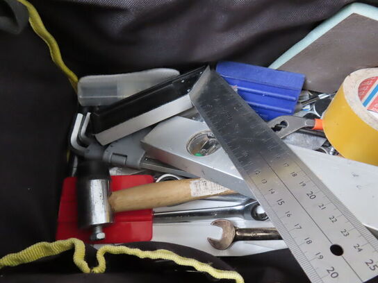 Værktøjstaske med indhold