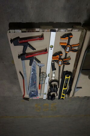 Ass. Håndværktøj fra firmabil samt trillebør 