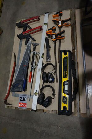 Ass. Håndværktøj fra firmabil samt trillebør 