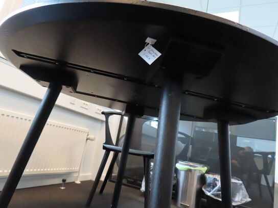 Rundt bord, IN BETWEEN SK4 m. 3 stk. stole, IN BETWEEN SK1