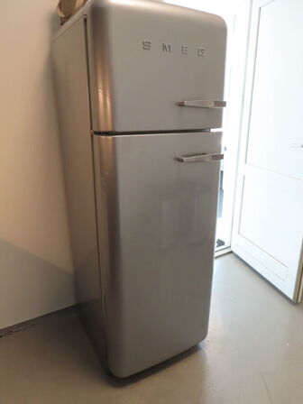 Køle/fryseskab, SMEG FAB30XS7, med indhold