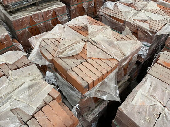 15 x 4 hoveder (15 paller) med Mursten