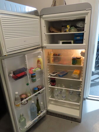 Køle/fryseskab, SMEG FAB30XS7, med indhold