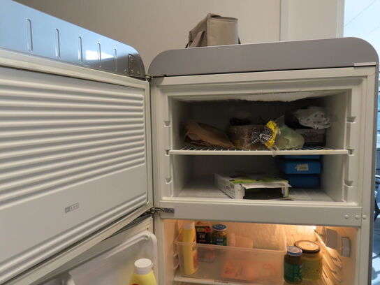 Køle/fryseskab, SMEG FAB30XS7, med indhold