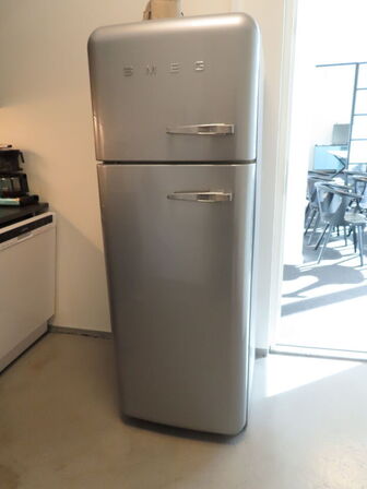 Køle/fryseskab, SMEG FAB30XS7, med indhold