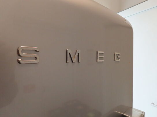 Køle/fryseskab, SMEG FAB30XS7, med indhold