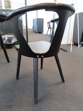 Rundt bord, IN BETWEEN SK4 m. 3 stk. stole, IN BETWEEN SK1