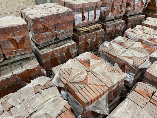 15 x 4 hoveder (15 paller) med Mursten