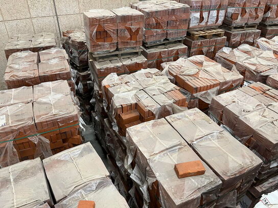 15 x 4 hoveder (15 paller) med Mursten