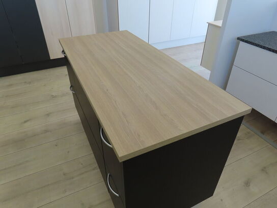 Fritstående Ø med 6 skuffer med push/softclose