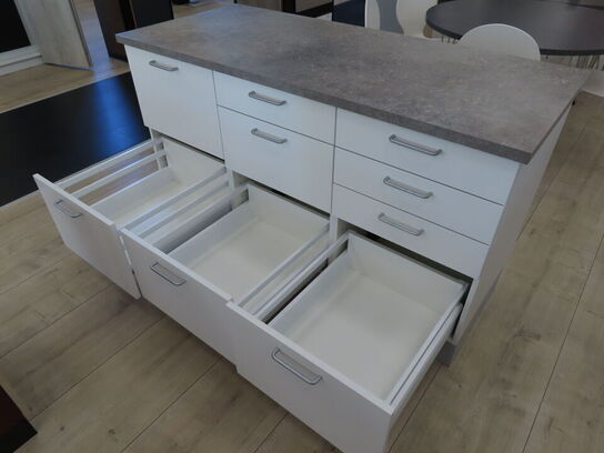 Fritstående Ø med 9 skuffer med fuldt udtræk og soft close