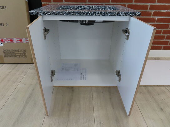 Badeværelses arrangement - 2 stk. låger og KUMA vask