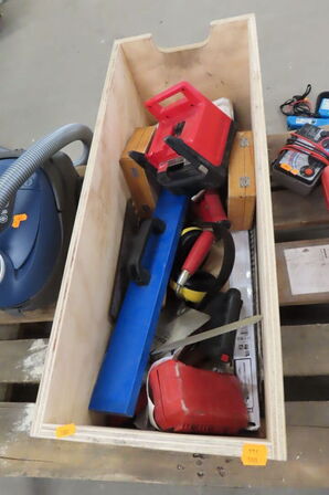 Kasse med diverse værktøj