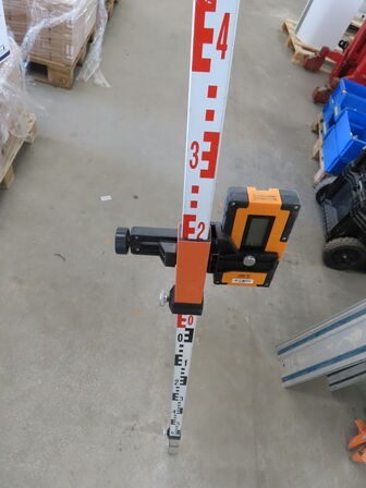 Rotationslaser med stativ og målepind