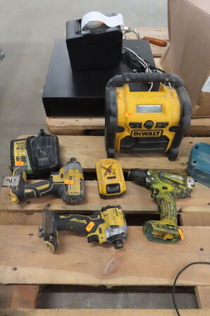 3 stk. Akkue-værktøj samt arbejdsradio DEWALT