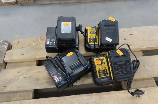 4 stk. Ladere samt 3 stk. Batterier