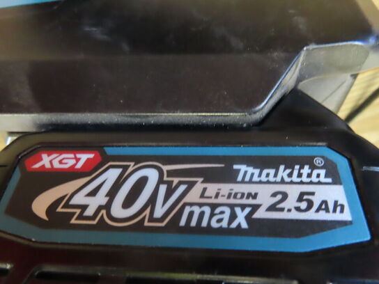 2 stk. Batteriet samt lader MAKITA