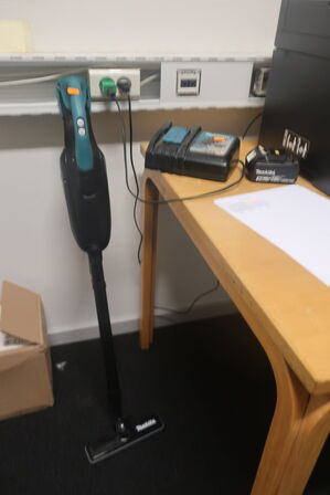 Akku støvsuger MAKITA DCL182 med batteri og lader