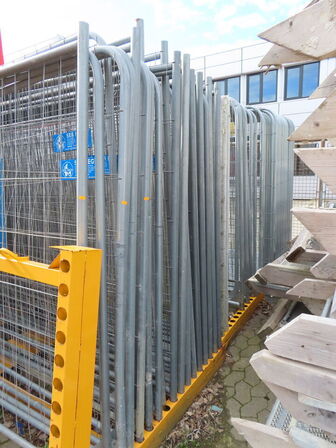 Ca. 40 stk. byggepladshegn med holdere