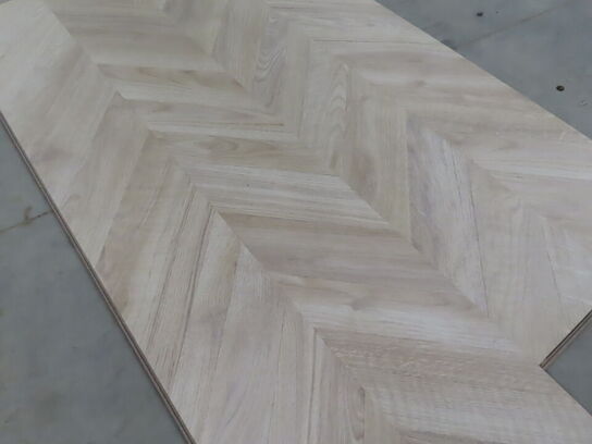 66 kvm. Laminatgulv - Sildebensmønster