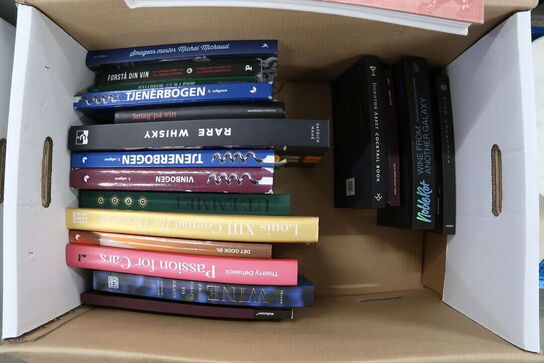 Kasse med vin- og kogebøger