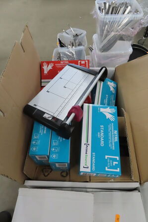 Kasse med diverse køkkenartikler