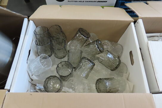 Kasse med diverse glas