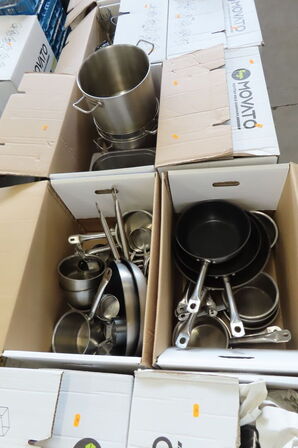 Diverse pander og gryder i forskellige størrelser