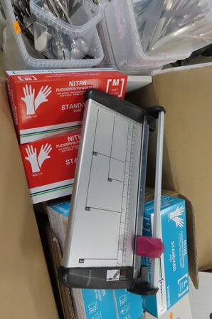 Kasse med diverse køkkenartikler