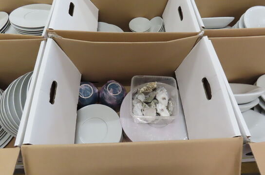 6 stk. Kasser med diverse tallerkener 