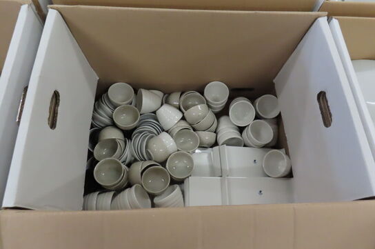 6 stk. Kasser med diverse tallerkener 