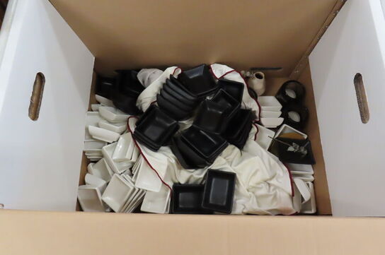 2 stk. Kasser med glas, kopper & serveringsfade