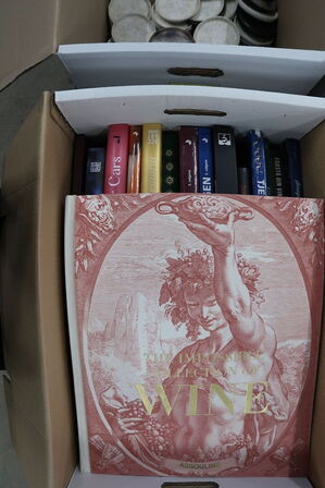 Kasse med vin- og kogebøger