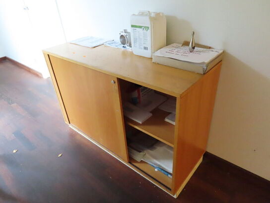 Reol med hylde og indhold