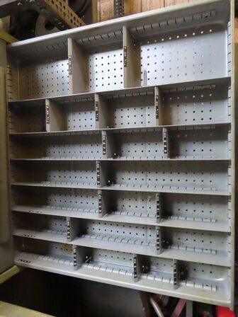 Skuffeskab med indhold