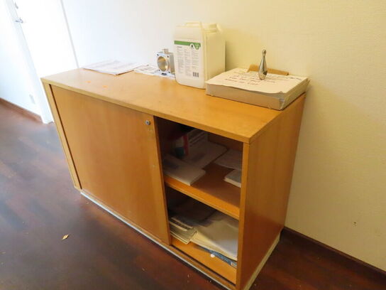 Reol med hylde og indhold