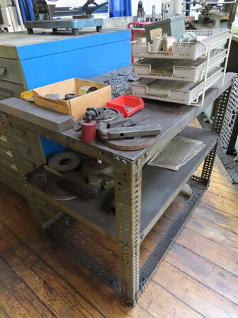 Skuffeskab med indhold