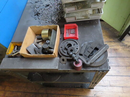 Skuffeskab med indhold