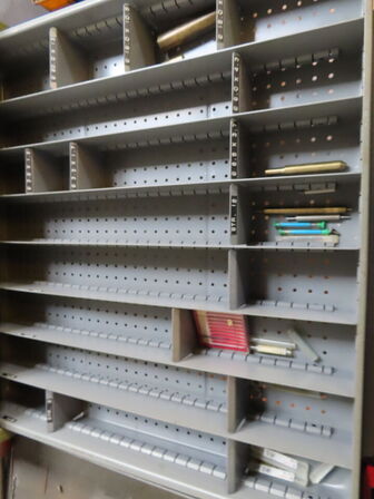 Skuffeskab med indhold