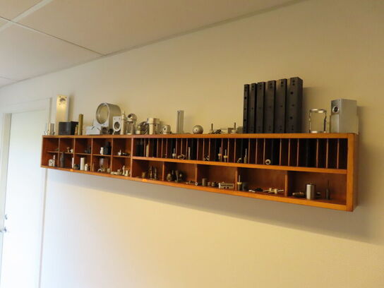 Reol med hylde og indhold