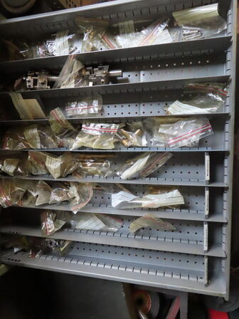 Skuffeskab med indhold