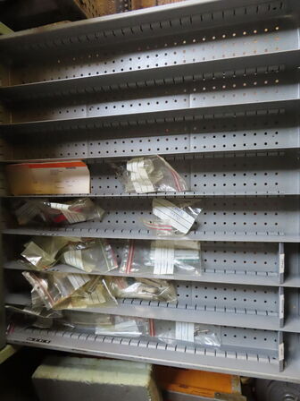 Skuffeskab med indhold