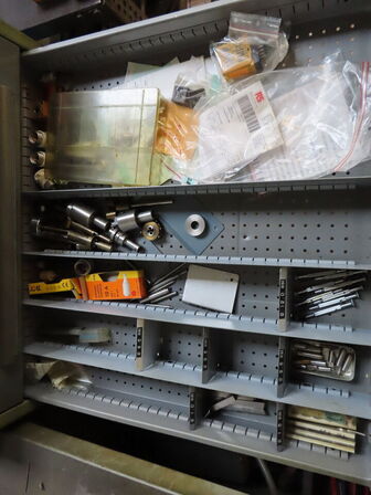 Skuffeskab med indhold