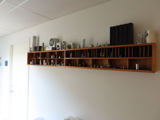 Reol med hylde og indhold