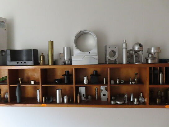 Reol med hylde og indhold