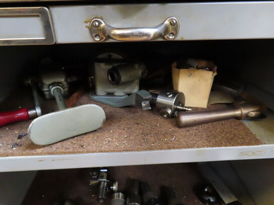 Skuffeskab med indhold