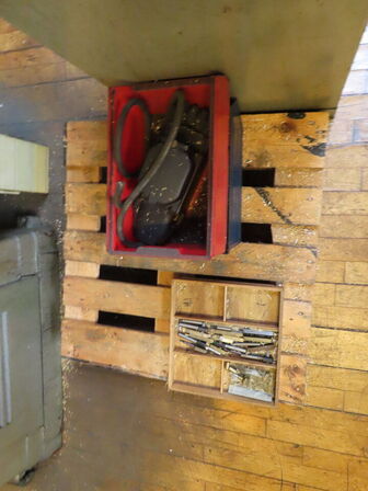 Skuffeskab med indhold