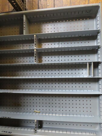 Skuffeskab med indhold