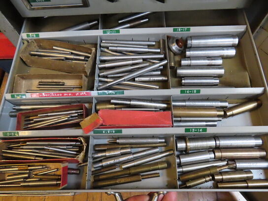 Skuffeskab med indhold